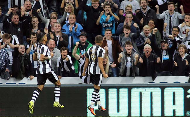 Dwight Gayle No9 Yedlin Celebrating Newcastle Fans